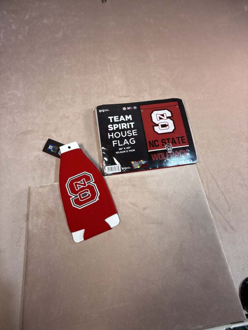 IPG Team Sports NC State Wolfpack House Flag And Bottle Koozie NWT (box B3-2055)